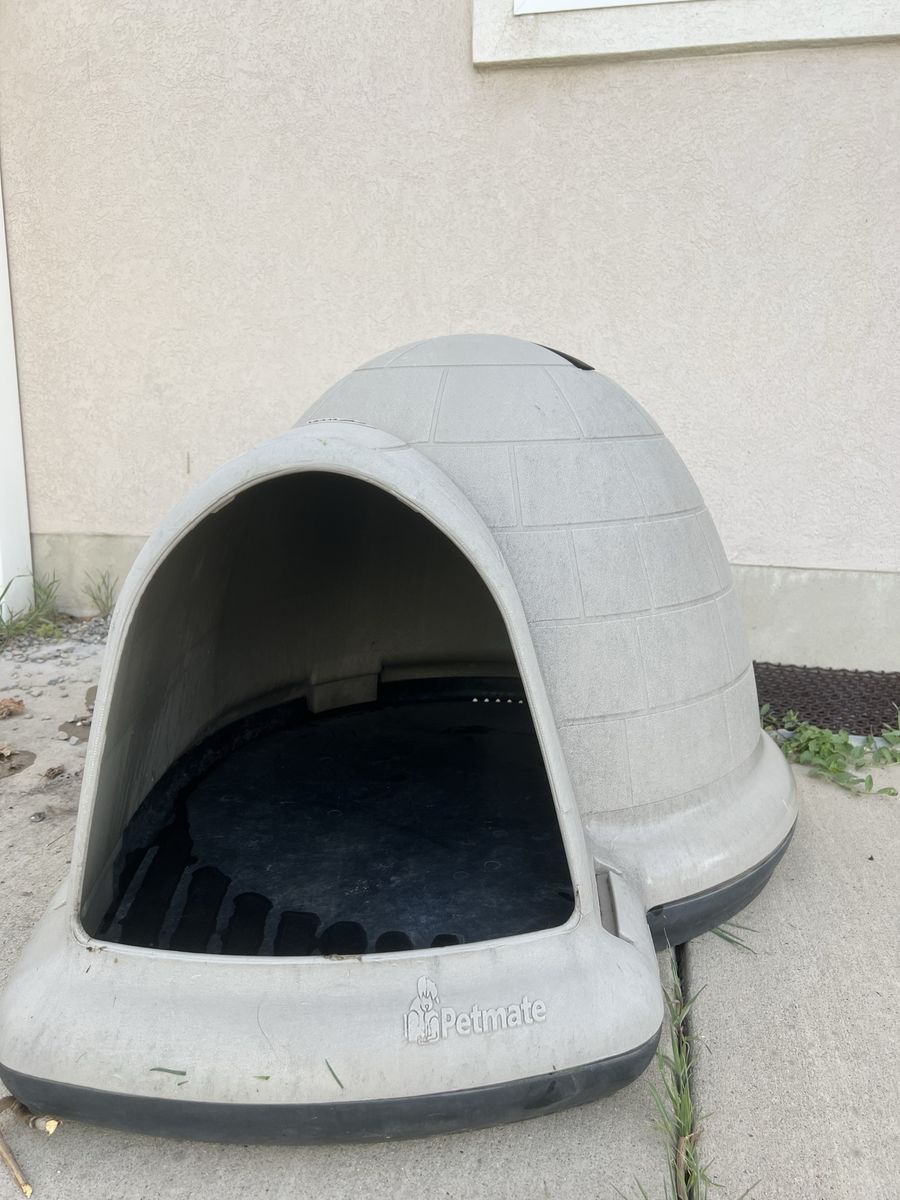 Petmate Dog House