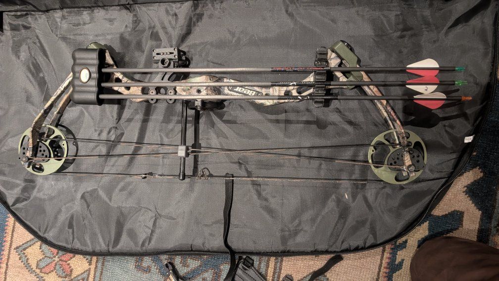 Compound Bow Hunting Setup with Soft Case, Arm Guard, Release & Accessories
