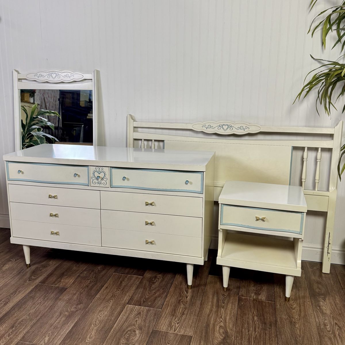 Vintage Mid-Century Bassett Bedroom Set – Dresser, Mirror, Nightstand & Full Headboard