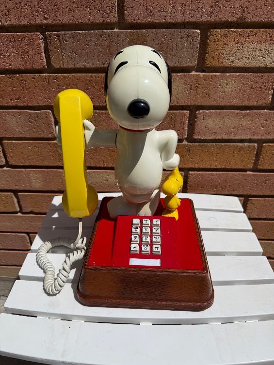 Vintage 1976 Snoopy and Woodstock Peanuts phone.