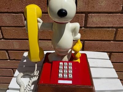 Vintage 1976 Snoopy and Woodstock Peanuts phone.