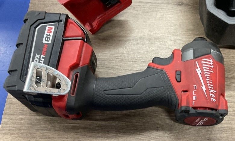 MILWAUKEE IMPACT WITH BATTERY AND CHARGER 2953-20