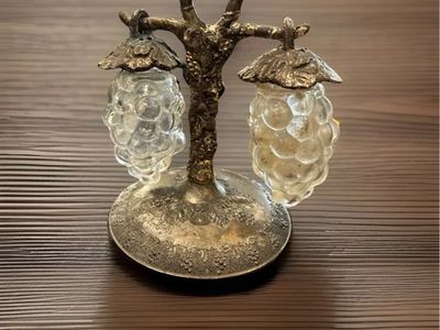PRICE IMPORT Hanging Glass Grapes Salt Pepper SHAKERS Silver Vine STAND vintage