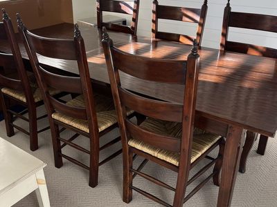 Dinning room table with 6 chairs