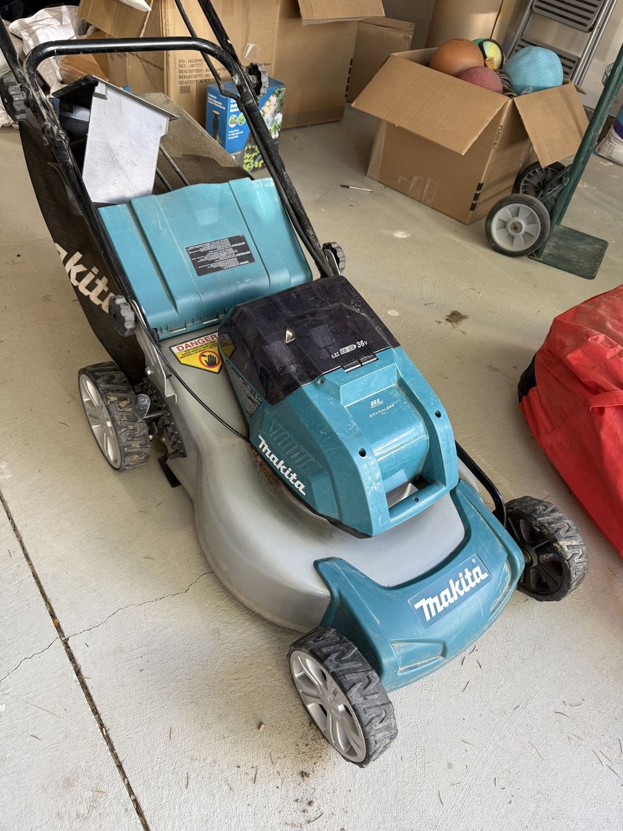 Makita LXT 18V x2 36V Cordless Brushless Lawn Mower with Catcher Bag & 2 Batteries