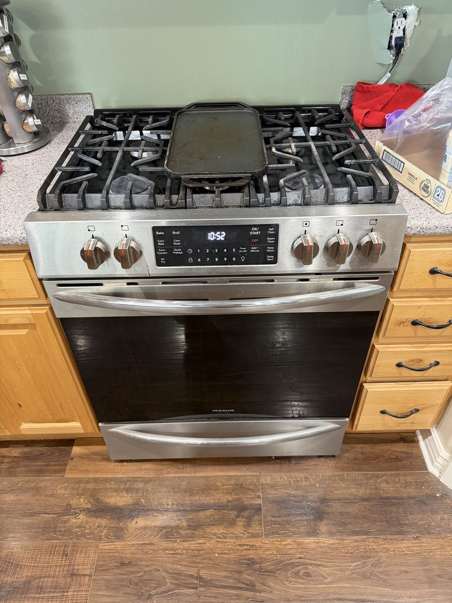 Frigidaire Gallery FGGH3047VFC Stainless Steel Gas Range with Griddle
