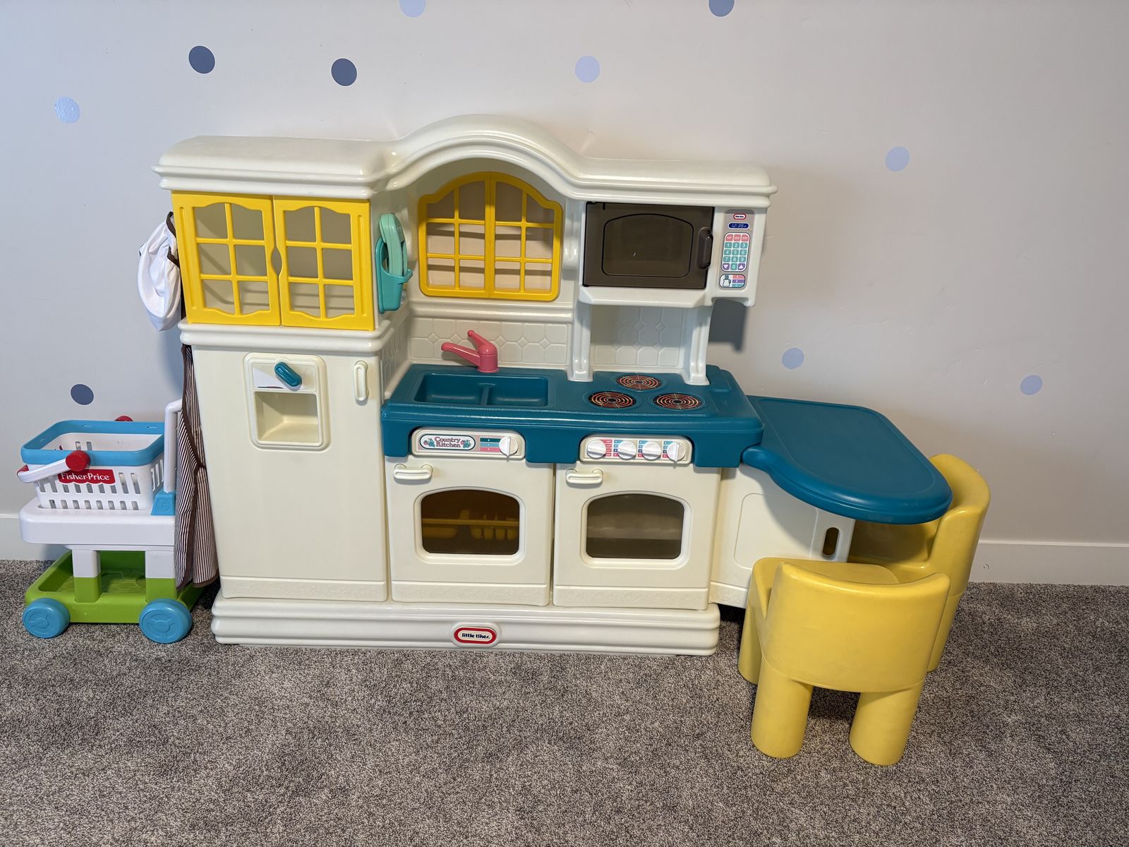 Toy kitchen