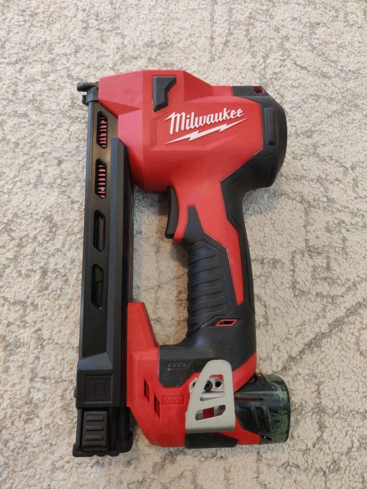 Milwaukee M12 Cable Stapler with 2Ah Battery