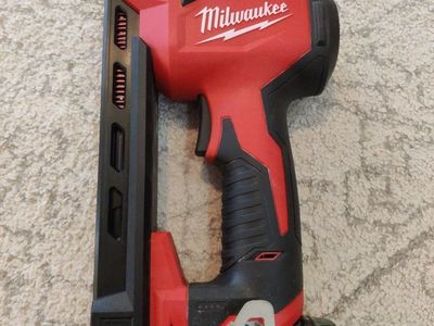 Milwaukee M12 Cable Stapler with 2Ah Battery