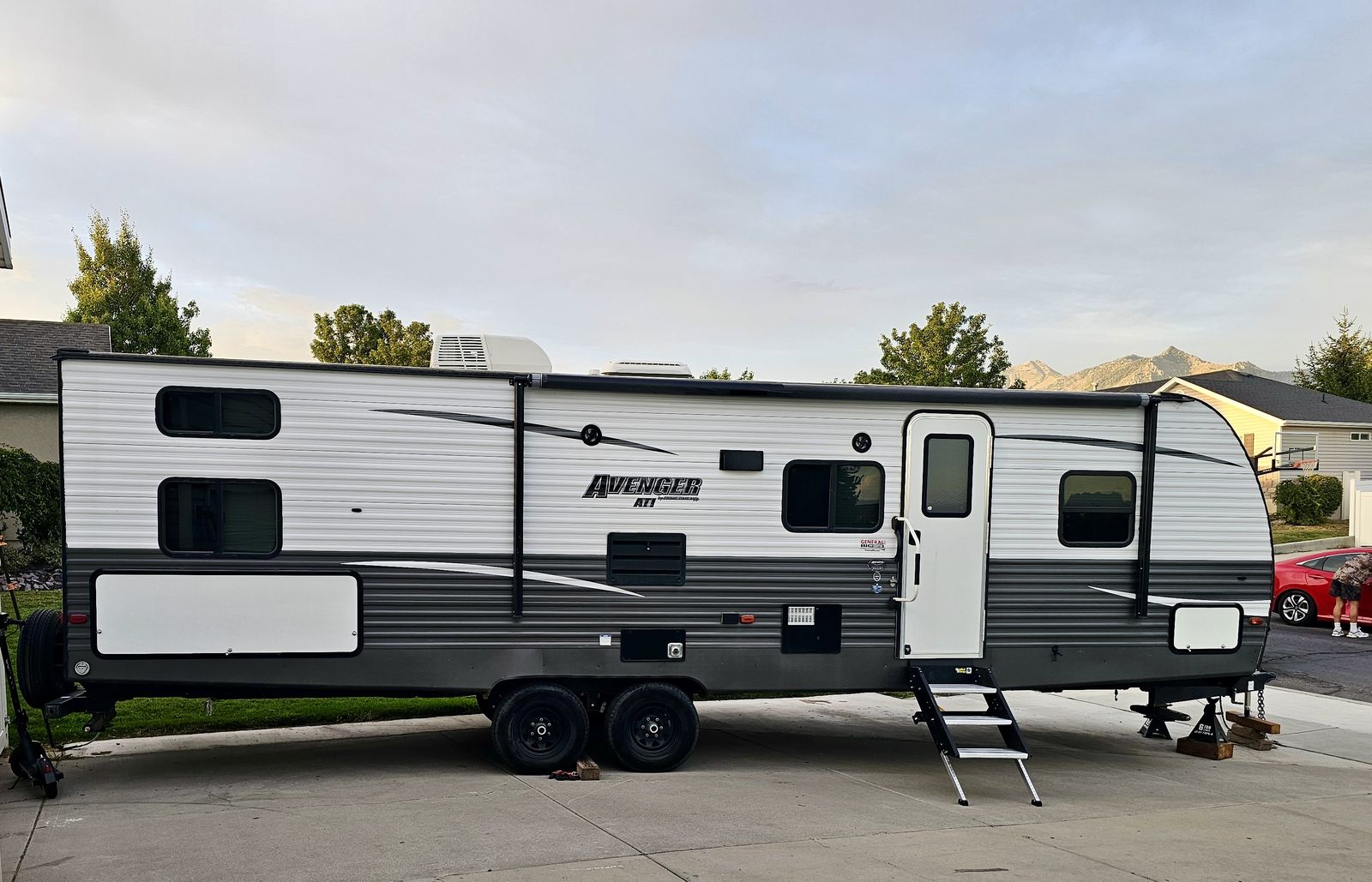2019 Forest River Avenger 27 ft