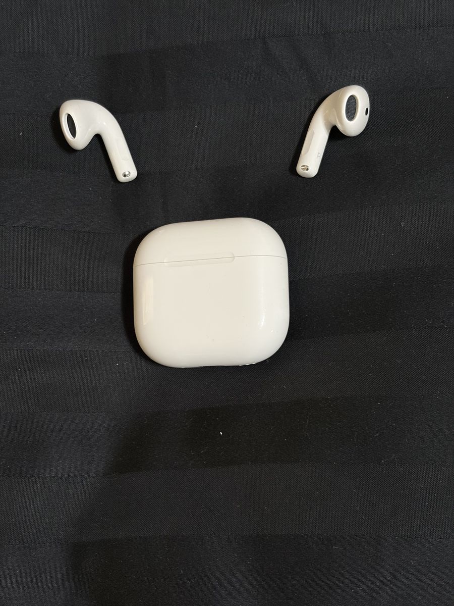 •• Airpods 4 s/anc  Apple Care + Mint! ••
