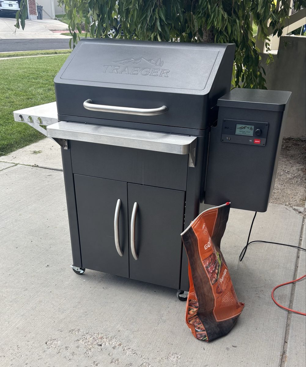 Traeger Silverton 620 Pellet Smoker