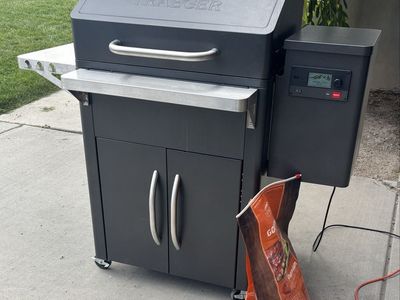 Traeger Silverton 620 Pellet Smoker
