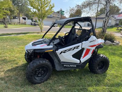 Polaris rzr 200 youth atv side by side - hardly used, excellent condition. 2022