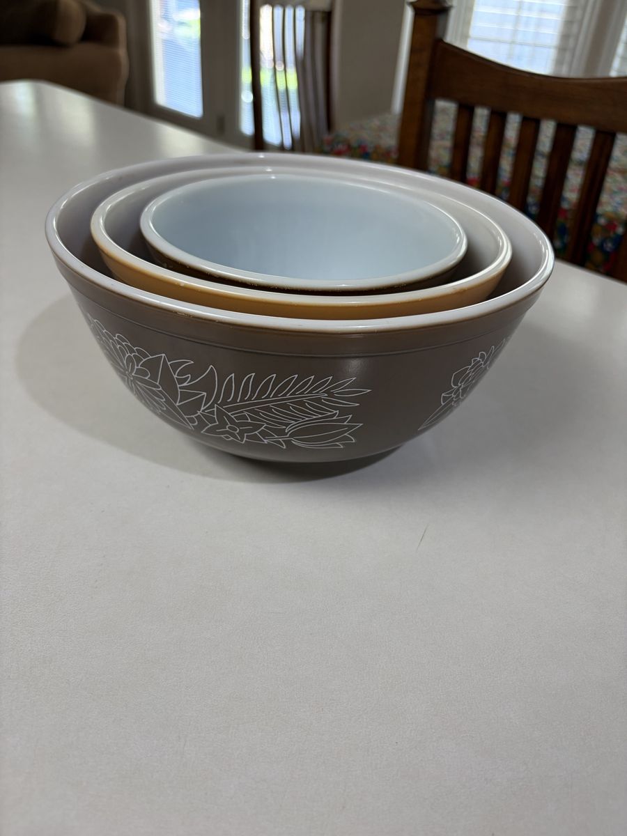 Vintage Pyrex “Woodland” Nesting Mixing Bowls – Set of 3