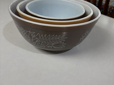 Vintage Pyrex “Woodland” Nesting Mixing Bowls – Set of 3