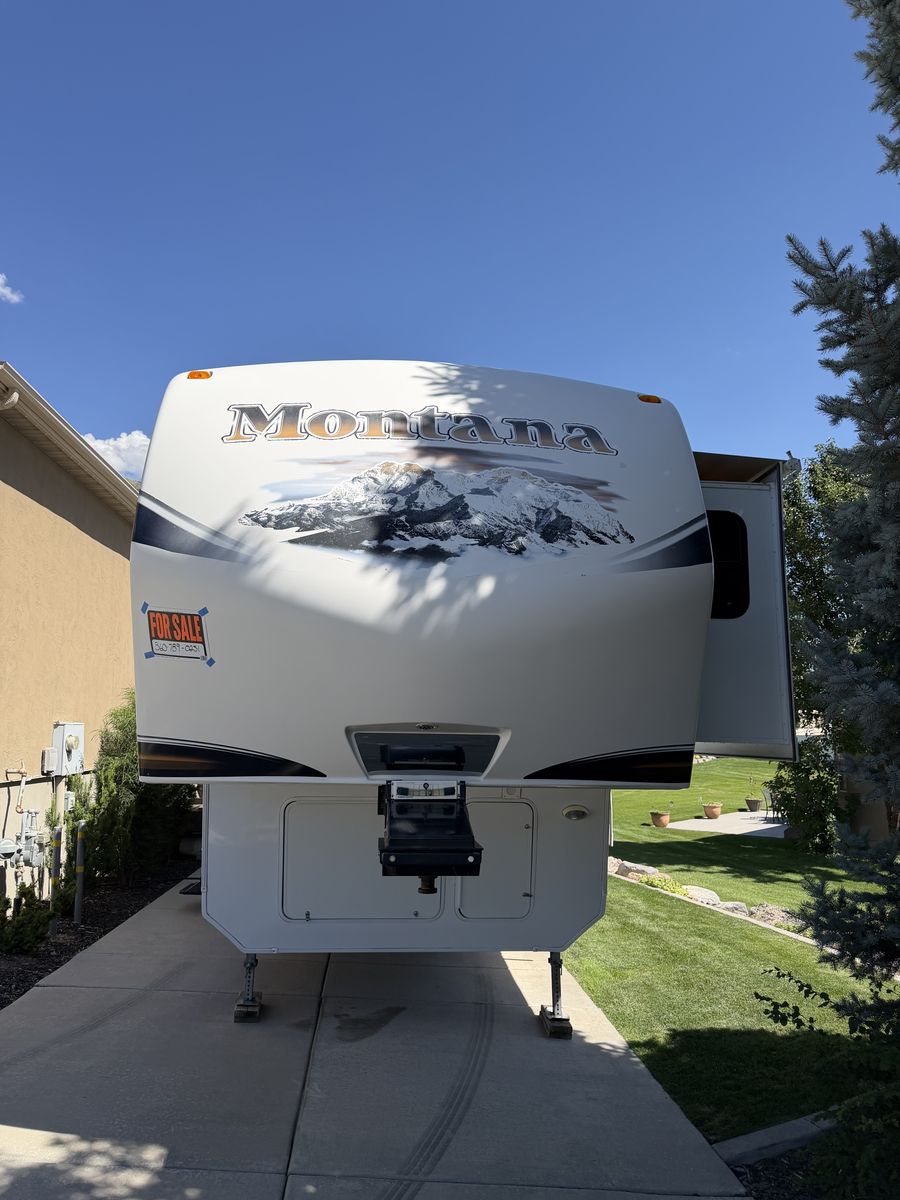 2011 Montana 5th Wheel Trailer