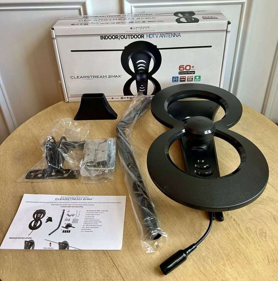 Tv Antenna. UHF-VHF Indoor/Outdoor 60 + Miles