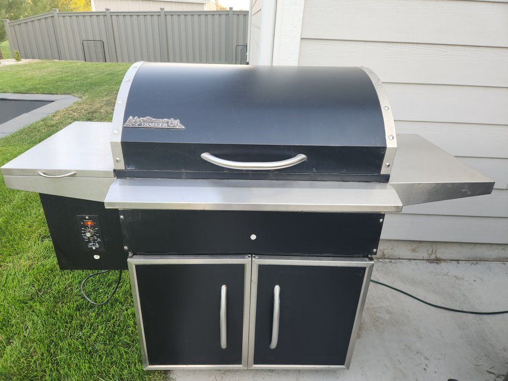 Traeger Select Wood Pellet Grill & Smoker w/ Cover - Works Great!