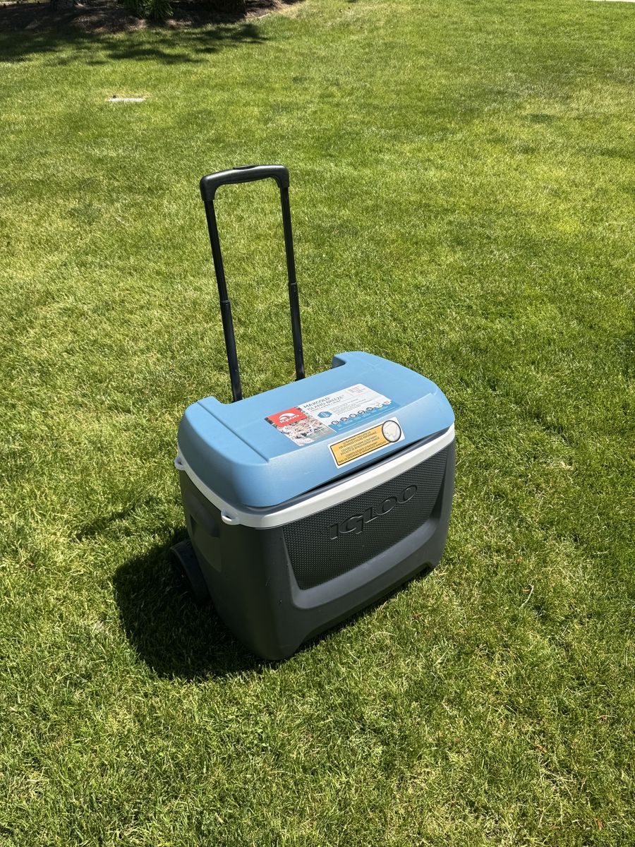 Igloo Maxcold Island Breeze 62 QT Roller Cooler - Blue/Gray w/ Telescoping Handle & Wheels