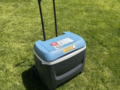 Igloo Maxcold Island Breeze 62 QT Roller Cooler - Blue/Gray w/ Telescoping Handle & Wheels