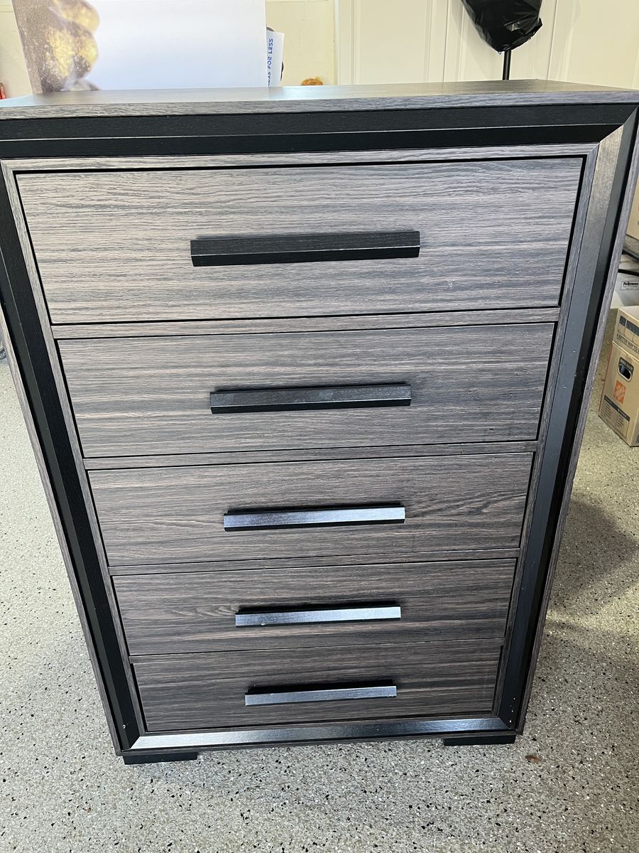 Modern 5-Drawer Chest / Dresser - Great Condition