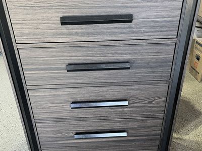 Modern 5-Drawer Chest / Dresser - Great Condition