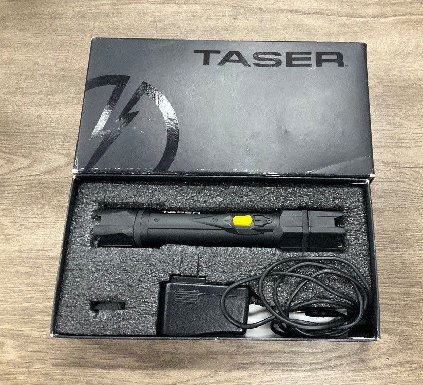 TASER STRIKELIGHT IN ORIGINAL BOXTASER STRIKELIGHT IN ORIGINAL BOX