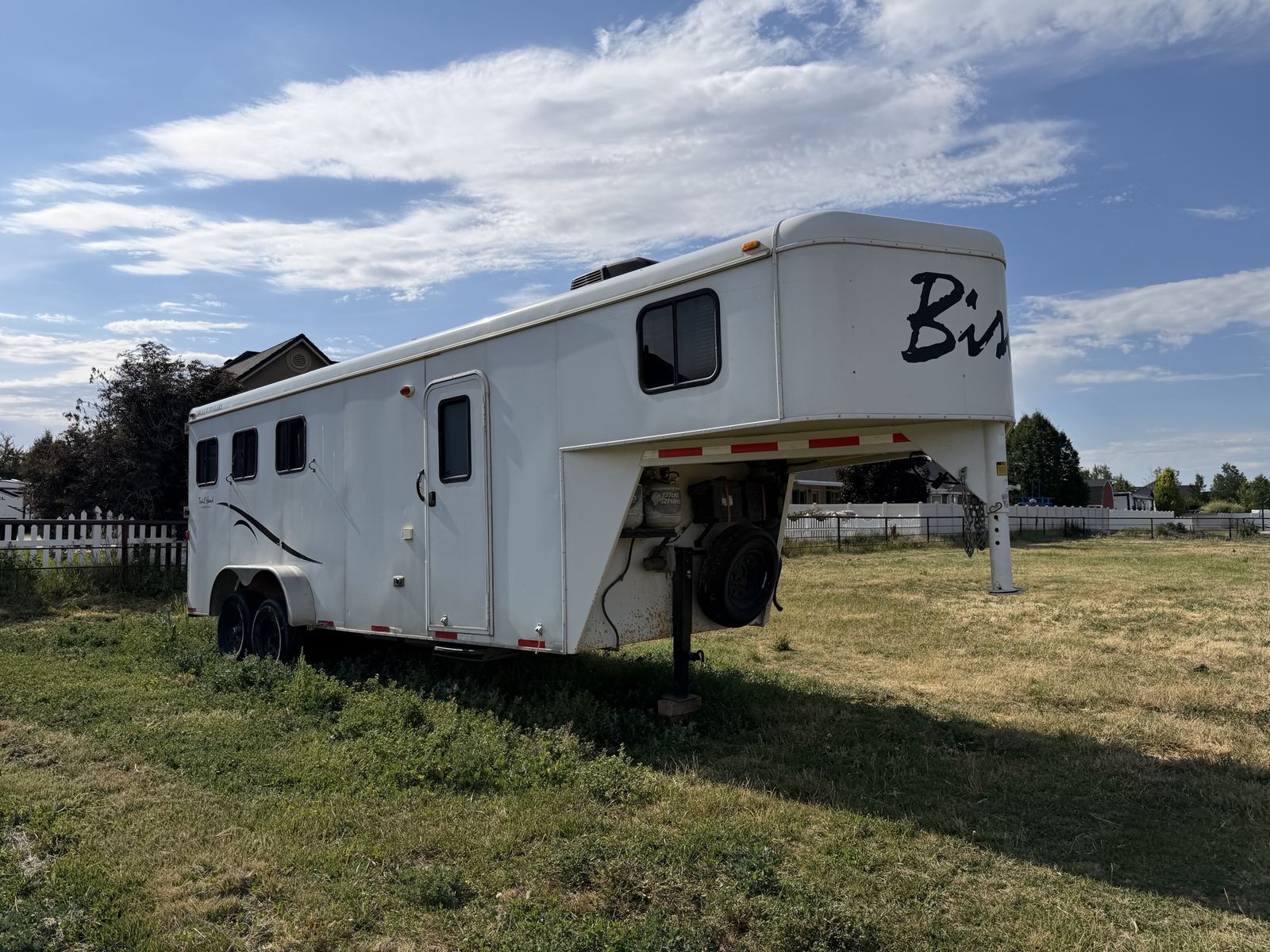 2012 Bison 3H with Living Quarters