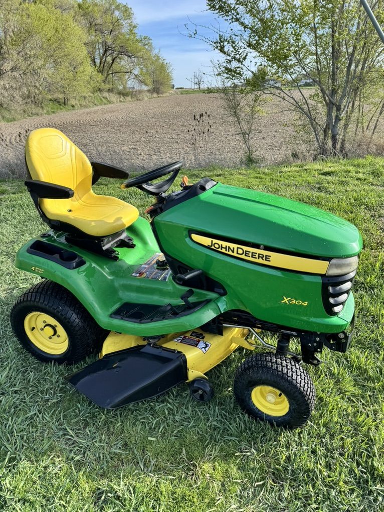 John Deere X304 Riding Lawn Tractor