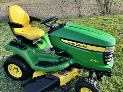 John Deere X304 Riding Lawn Tractor