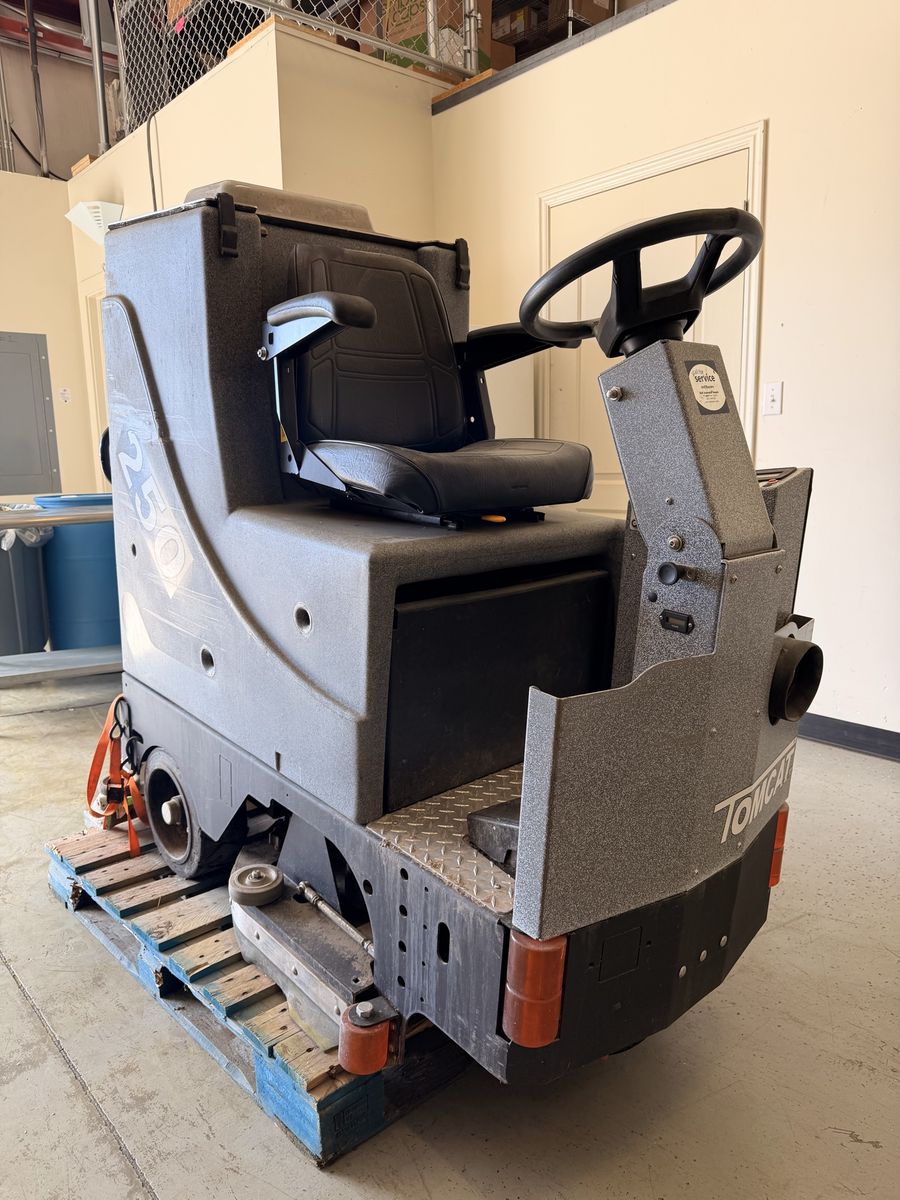 Tomcat 250 Floor Scrubber