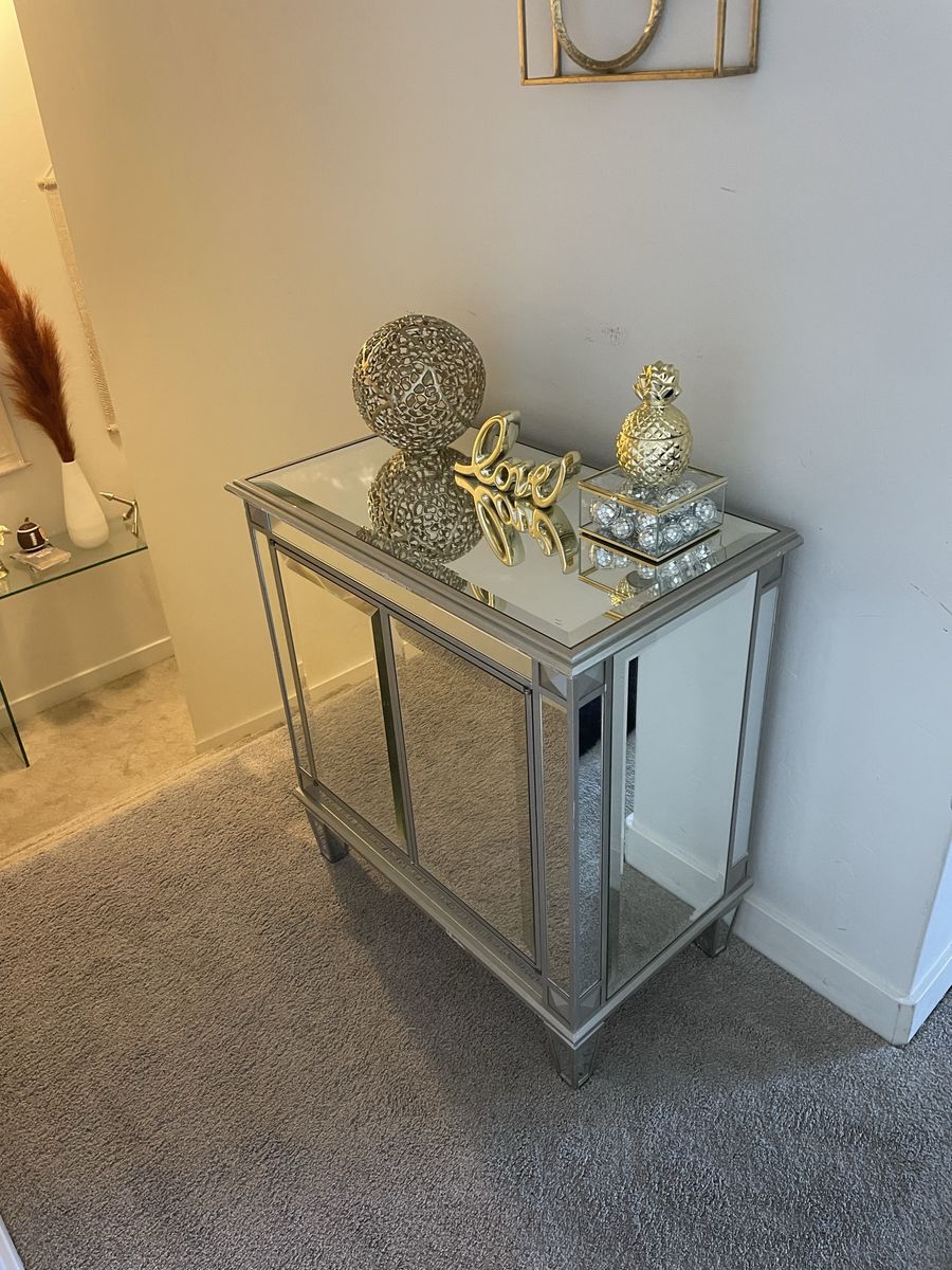 Mirrored accent table with 2 doors