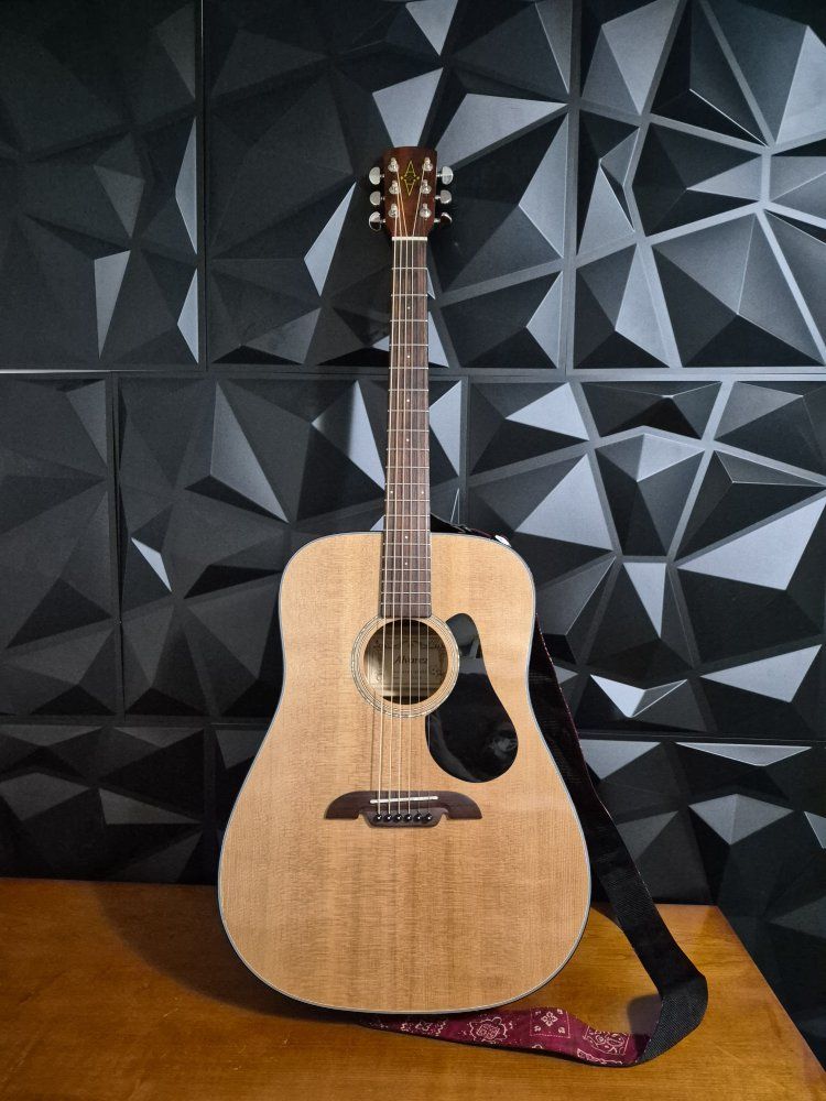 Alvarez RD20S Natural Dreadnought Acoustic Guitar. Good Condition!
