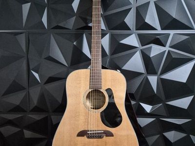 Alvarez RD20S Natural Dreadnought Acoustic Guitar. Good Condition!