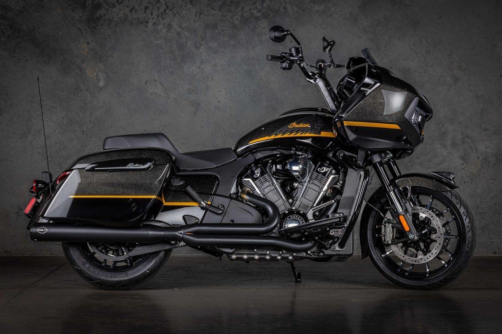 2026 Indian Motorcycle® Challenger® Dark Horse® 112 w/PowerBand Audio Black Crystal w/Black Metalli