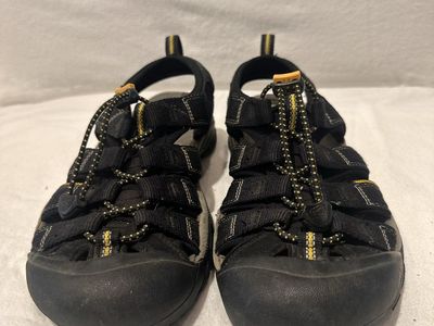 Keen men’s size 7.5 black waterproof, hiking sandals