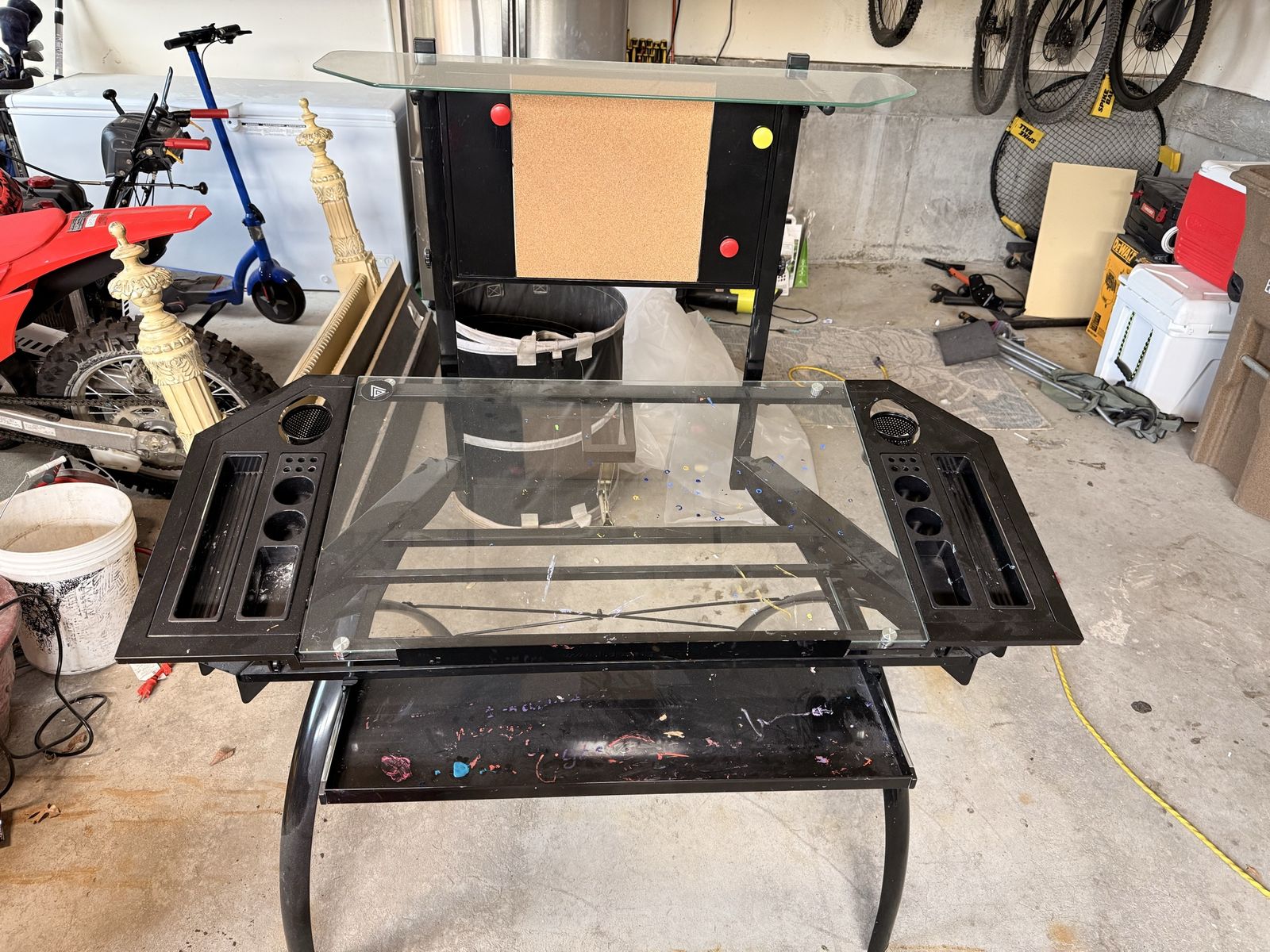 Desk- great for gaming or other arts and crafts