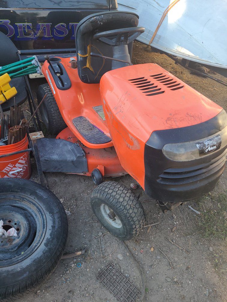 ariens Briggs & Stratton Intek 19.5 HP Lawn Tractor Riding Mower