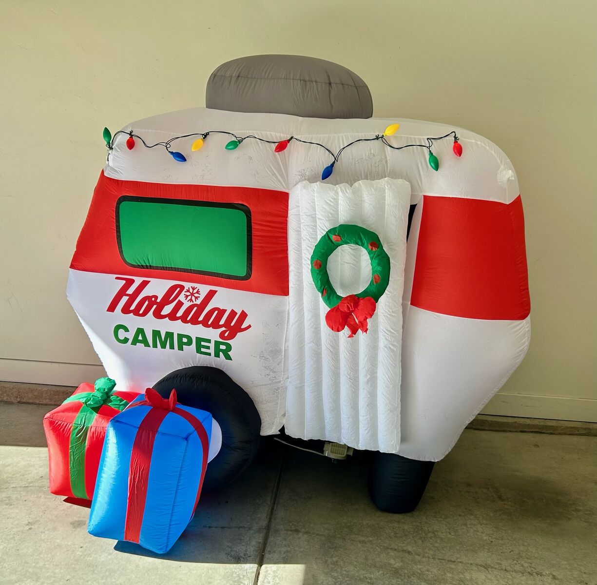 Brand New Large 6'x6'x2.5 VERY CUTE Animated Inflatable Santa Camper. (See attached video and pics)