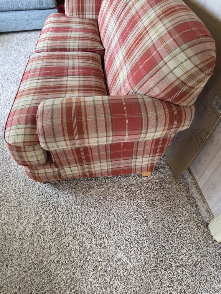 Broyhill Plaid Loveseat Sofa - Red & Tan Plaid Pattern - Excellent Condition