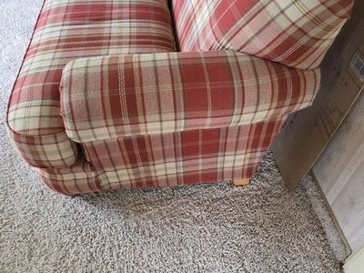 Broyhill Plaid Loveseat Sofa - Red & Tan Plaid Pattern - Excellent Condition