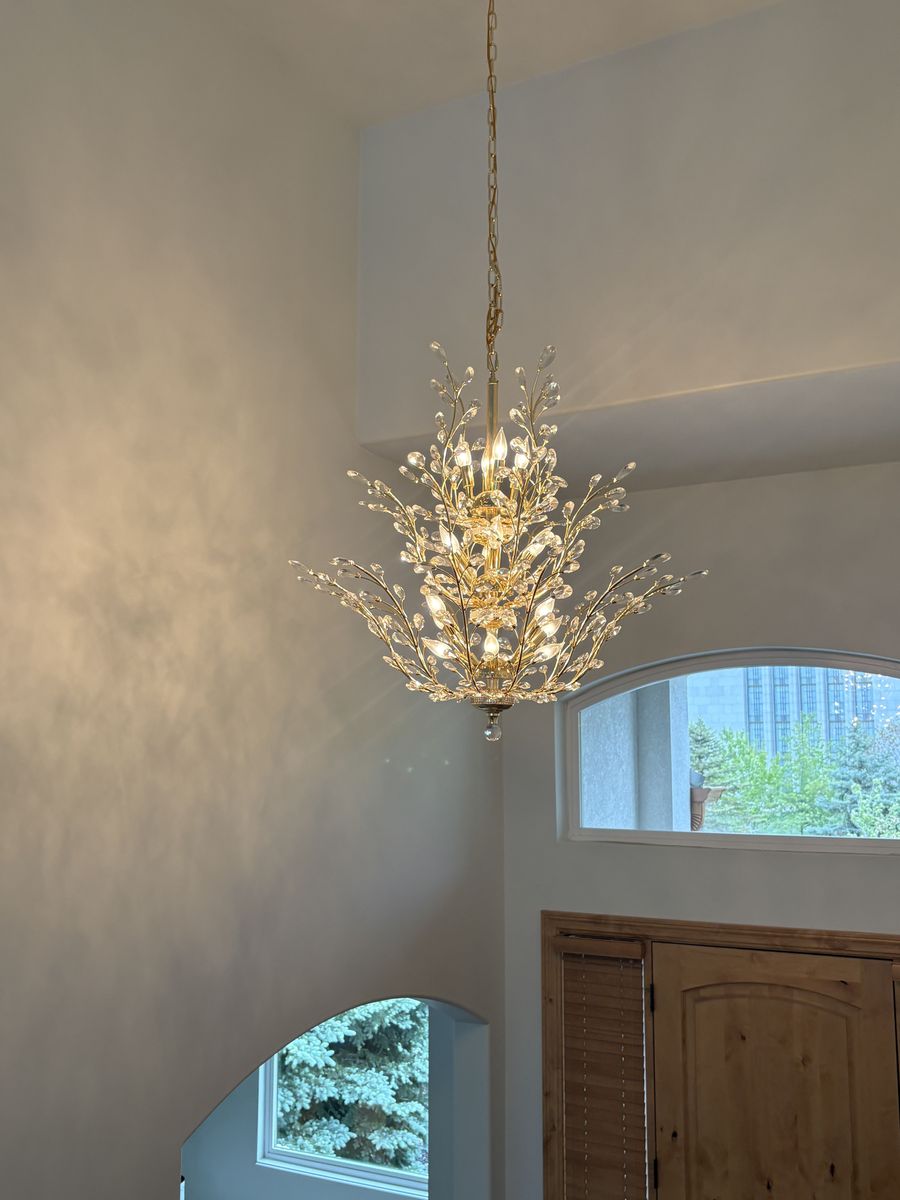 Aspen polished gold clear crystal 18 light chandelier $900 cash/venmo in Draper