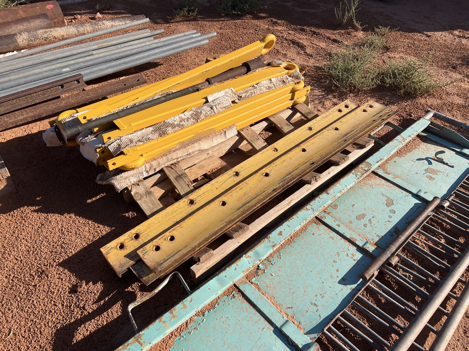 Heavy Duty Yellow & Blue Industrial Metal Cutting edges & Pipes - Construction/Farm Equipment Parts