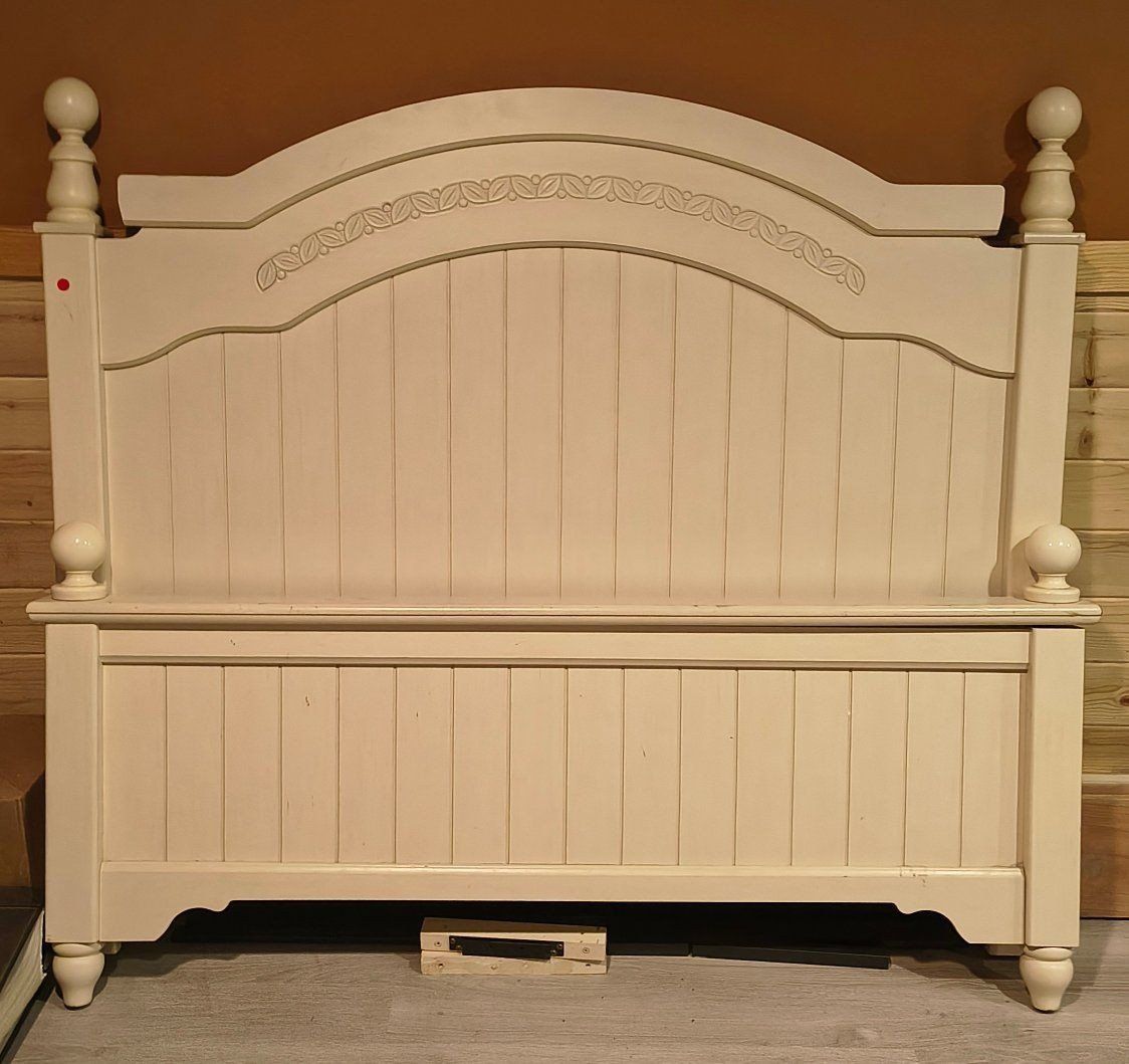 Queen size White Wooden Bed Frame with Headboard, Footboard, and Finials