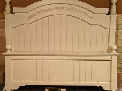 Queen size White Wooden Bed Frame with Headboard, Footboard, and Finials