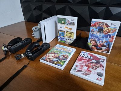 Nintendo Wii System, Controllers, Accessories & 4 Great Games! Tested. Excellent Conditions!