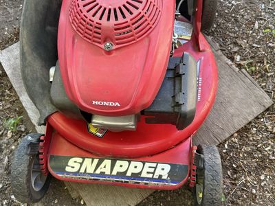 Snapper Hi-Vac Lawnmower with Honda Engine