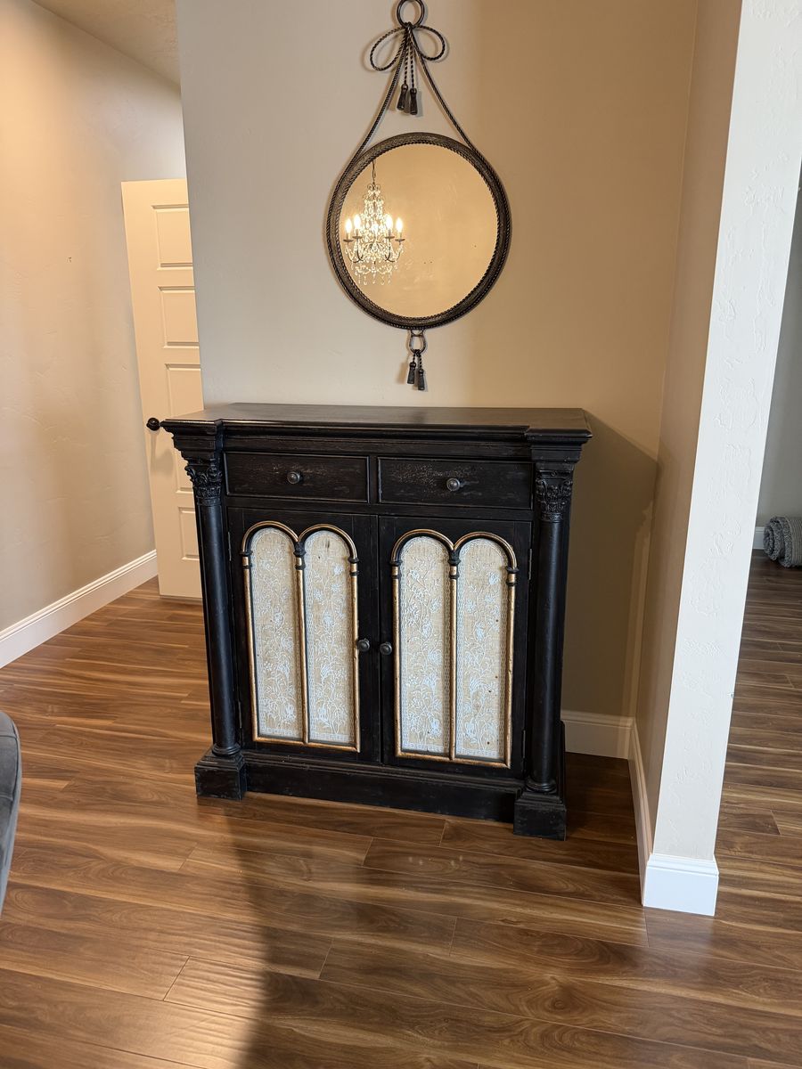 Hutch (like new)
