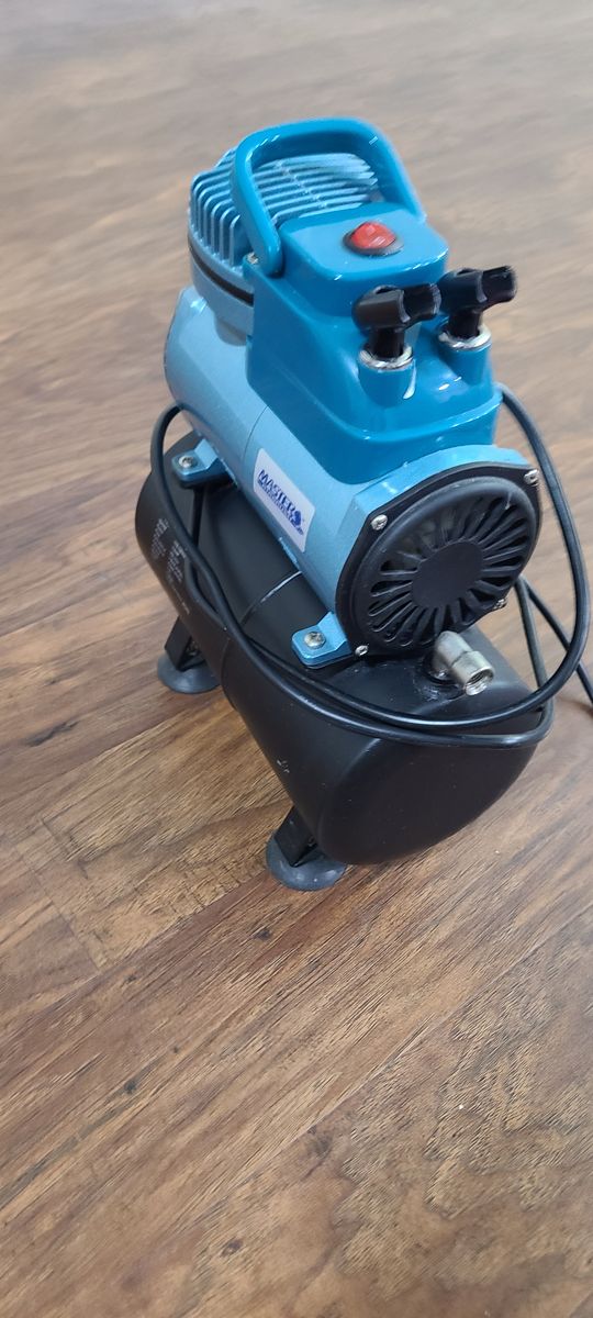 Airbrush compressor with tank